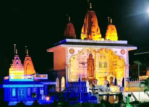 संदर्भ चित्र: इंदौर रोड स्थित श्री महावीर तपोभूमि, उज्जैन का एक अन्य दिगम्बर जैन तीर्थ (जयसिंहपुरा मंदिर नहीं)।