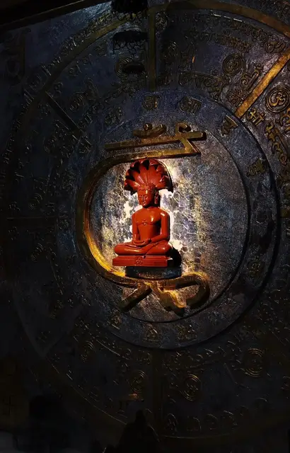 संदर्भ चित्र: श्री महावीर तपोभूमि, उज्जैन में भगवान पार्श्वनाथ की प्रतिमा (जयसिंहपुरा मंदिर नहीं)।